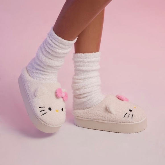 Hello Kitty Slippers - Picture 2 of 3